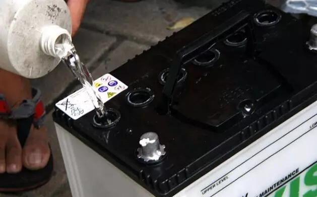 電瓶需要加什么水？如何加水？