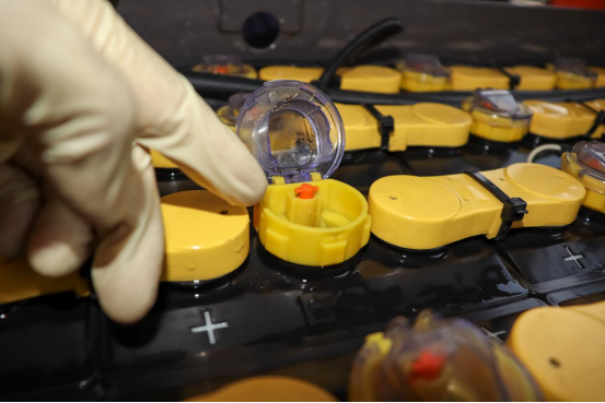 怎樣判斷鉛酸蓄電池缺水狀態？